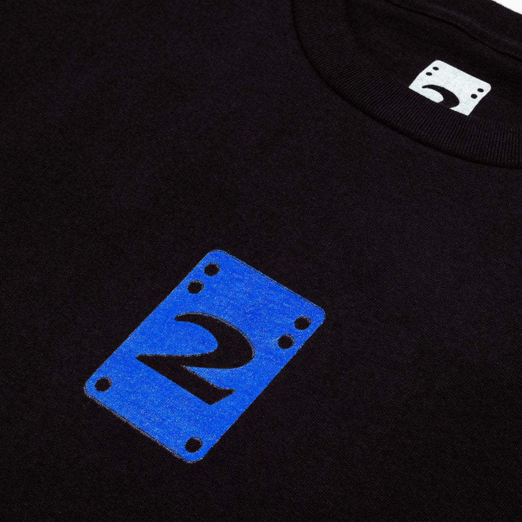 2 Riser Pads T-Shirt Logo Black logo close up