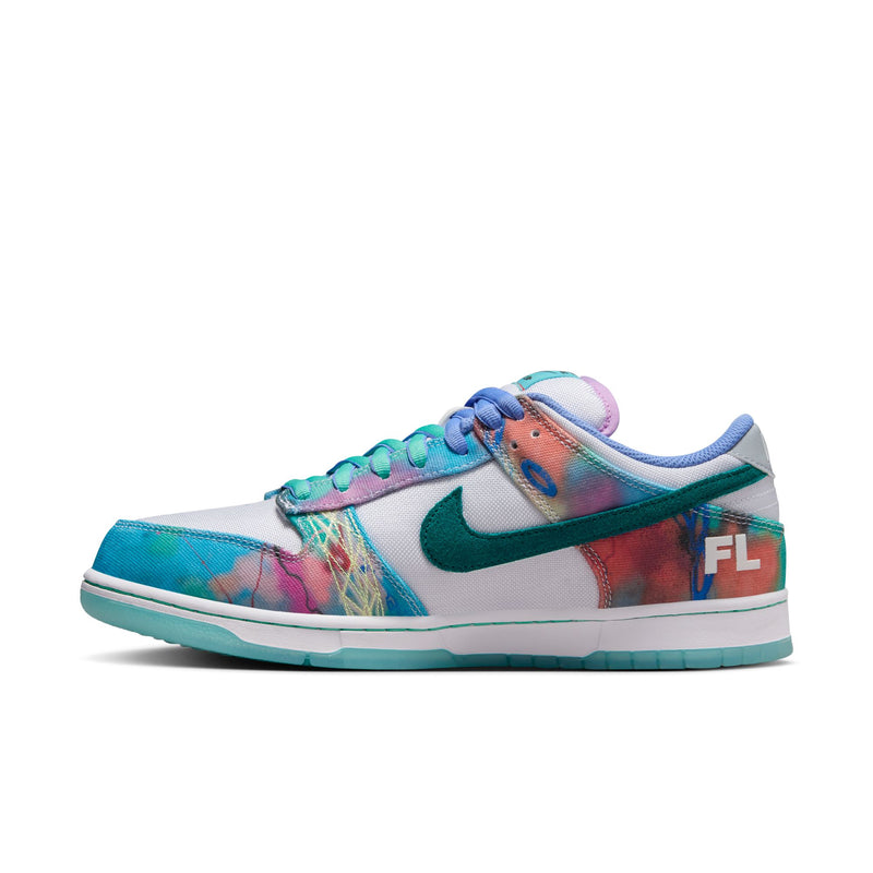 Nike SB Dunk Low OG "Futura Laboratories" in step view