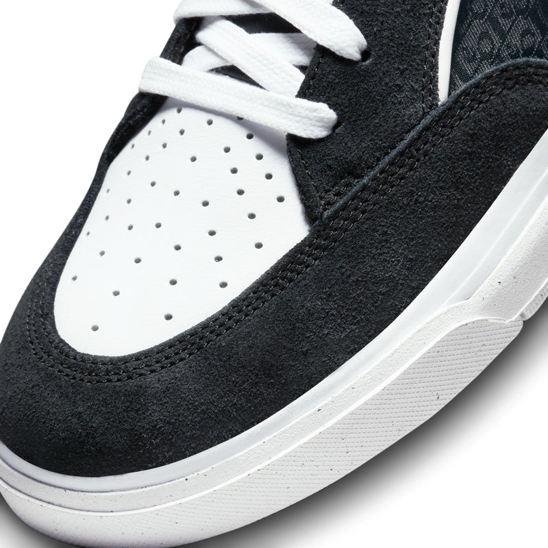 Nike SB React Leo Black/White-Black-Gum Light Brown toe detail