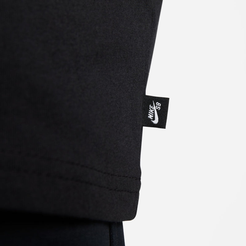 Nike SB L/S T-Shirt Essentials Black woven tag close up